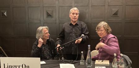 Ignasi Julia, autor libro de la 'Velvet underground', en medio de Lenny Kaye y Thurston Moore