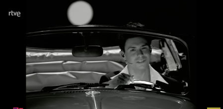 ¿Cómo se movía el coche de Alfred en el Benidorm Fest? Una solución muy ‘made in Spain’