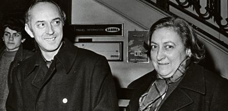 La ganadora del premi Sant Jordi, Maria Aurelia Capmany, con el vencedor del premio Victor Català Jaume Vidal i Alcover, su amante