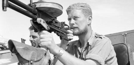 Un miembro del LRDG con una ametralladora Vickers ‘K’ sobre un camión Chevrolet, mayo de 1942