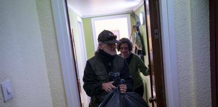 El Ayuntamiento de Barcelona pone en servicio un nuevo sistema de recojida de ropa a domicilio, también instalará unos nuevos contenedores para la recojida de la misma, Barcelona, 3 de Febrero de 2023. Joan Mateu Parra / Shooting