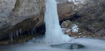 Helada en el salto de agua de la Riera de Merlès.
