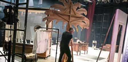 Fotos recurso de montage de escenarios en el teatro, con tecnicos, cajas, backstage, etc. en el. Goya de Barcelona, 3 de Febrero de 2023. Joan Mateu Parra / Shooting