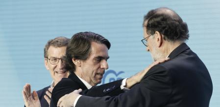 FOTODELDÍA- VALENCIA, 04/02/2023.- El expresidente José María Aznar (c) saluda a Mariano Rajoy (d), hoy sábado en Valencia donde el líder del PP, Alberto Núñez Feijóo (i), protagoniza un nuevo acto de precampaña electoral en forma de Intermunicipal. EFE/Kai FORSTERLING