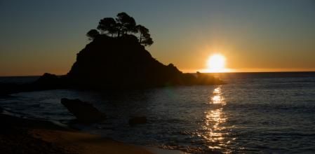 Amanecer de invierno en la playa de Cap Roig.