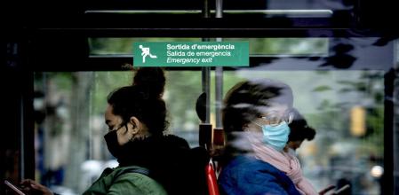 FOTO ALEX GARCIA DESDE HOY YA NO ES OBLIGATORIO EN ESPAÑA LLEVAR MASCARILLA EN INTERIORES POR LA PANDEMIA DE COVID SALVO TRANSPORTES PUBLICOS Y RECINTOS SANITARIOS. EN LA FOTO MASCARILLAS EN UN AUTOBUS 2022/04/20