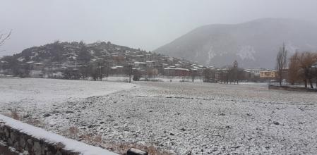 Paisaje teñido de blanco en torno a Gósol.