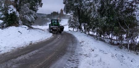 Tractor quitanieves en Sant Julià Sassorba.