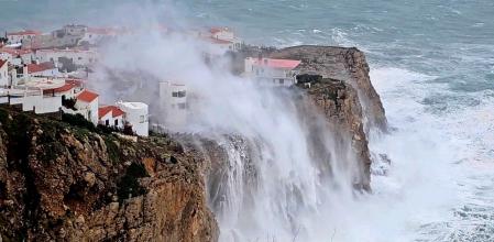 Espectaculares olas de 25 metros en L'Escala.