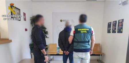 La Guardia Civil con el jefe de la banda que robaba algarrobas