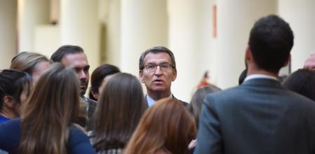 El presidente del PP, Alberto Núñez Feijóo, conversa con un grupo de periodistas en los pasillos del Senado