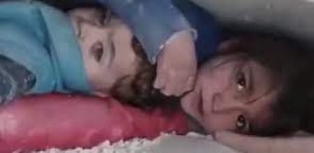 Habían quedado sepultados bajo los escombros de su vivienda. Un milagro de amor en medio de la tragedia.