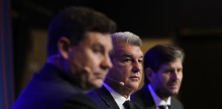 .- El presidente del Barcelona, Joan Laporta, acompañado del director deportivo Mateu Alemany (d) y del vicepresidente económico Eduard Romeu (i), durante la rueda de prensa que ha ofrecido este jueves para valorar la actualidad del club azulgrana