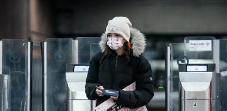 Una mujer con mascarilla sale de los trenes de Cercanías en la estación Puerta de Atocha-Almudena Grandes, a 26 de enero de 2023, en Madrid (España). Durante una entrevista, la portavoz del Ejecutivo ha informado que después del seguimiento y análisis de la última fase de la incidencia tras la apertura de fronteras de China, las mascarillas podrían ser retiradas en el transporte público ‘de forma inmediata’.
26 ENERO 2023;CHINA;MASCARILLA;ESPAÑA;OBLIGATORIEDAD;SALUD;SEGURIDAD;TRANSPORTE;ATOCHA
A. Pérez Meca / Europa Press
26/01/2023