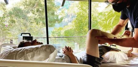 Jeremy Renner haciendo sus ejercicios de rehabilitación