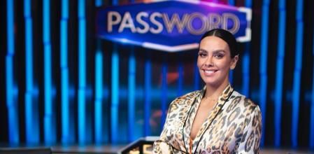 Cristina Pedroche con el conjunto pijamero en el plató del nuevo 'Password'