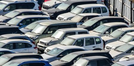 Muchos coches estacionados