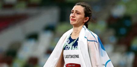 FILE PHOTO: Tokyo 2020 Olympics - Athletics - Women's High Jump - Final - Olympic Stadium, Tokyo, Japan - August 7, 2021. Maria Lasitskene of the Russian Olympic Committee celebrates after winning gold REUTERS/Lucy Nicholson/File Photo