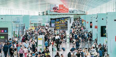 foto XAVIER CERVERA 08/06/2022 la parte final de la terminal (nueva) de salidas del aeropuerto aeroport d El Prat de Llobregat T1 BCN barcelona ,con muchos pasajeros ya, a pesar d ser un martes -dia laborable- de primavera, cercano a verano ,Junio