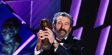 Luis Zahera recibe el premio a 'Mejor actor de reparto', un diseño que ha causado muchos memes en redes sociales por su color&nbsp;