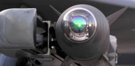 Un misil aire-aire AIM-9X como el que derribó el globo chino y el objeto aparecido sobre Alaska es montado en un caza de EE.UU.