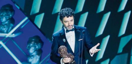 SEVILLA 11/02/2023.- El realizador Rodrigo Sorogoyen tras recibir el premio a 