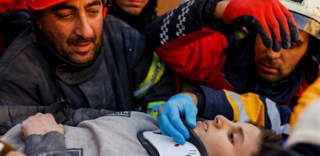 La niña Cudie, de doce años, rescatada en Hatay