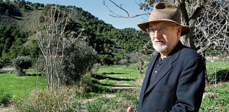 MUR04. AGUILAS (MURCIA), 29/01/2011.- El experto medioambiental Domingo Jiménez Beltrán, ex director de la Agencia Europea de Medio Ambiente, explica las acciones que se llevan a cabo en la finca Chuecos de la sierra de La Almenara, en Águilas (Murcia), para el mantenimiento del águila perdicera, considerada en peligro de extinción. EFE/Juan Francisco Moreno
