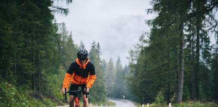 Ciclista equipado para hacer una ruta