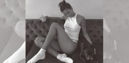 Joana Sanz y su perro Coco