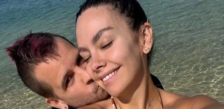 La pareja espera ilusionada lo que les depara su futuro como padres.