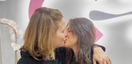 María Casado y Martina diRosso posando con la ecografía