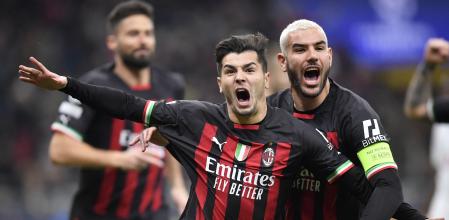 Brahim Díaz celebra el gol del Milan, perseguido por Theo Hernández