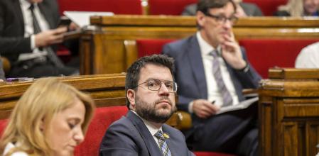Natàlia Mas y Pere Aragonès durante el debate de presupuestos de ayer