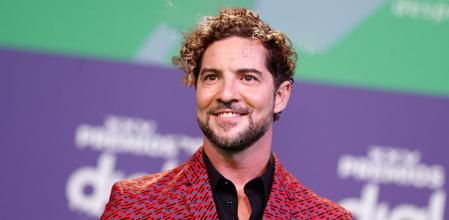 Las redes rescatan otro momento épico de Bisbal: despedida con saltito incluido en mitad de una alfombra roja