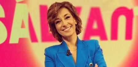 Adela González posando en el plató de 'Sálvame'