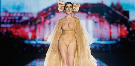 La influencer Dulceida camina par la pasarela en el desfile de la firma Andrés Sardá, en IFEMA Madrid, a 15 de febrero de 2023, en Madrid (España). La edición número 77 de la Mercedes-Benz Fashion Week de Madrid se celebra del 15 al 19 de febrero de 2023 y presenta las colecciones para la temporada otoño-invierno 2023-2024. La capital celebra la semana de la moda española con dos plataformas que comparten protagonismo: Mercedes-Benz Fashion Week Madrid y Madrid es Moda. 16 FEBRERO 2023;MODA;MADE IN SPAIN;COLECCIÓN;OI;ROPA;TENDENCIAS;TEXTIL;LENCERÍA; Eduardo Parra / Europa Press 16/02/2023