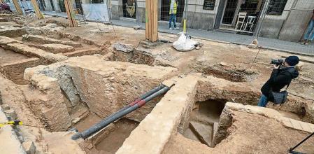 Intervenció arqueològica del carrer Girona amb Mallorca, que està portant a terme el Servei d’Arqueologia de Barcelona. Les actuacions realitzades en aquest espai van deixar al descobert nombroses estructures relacionades amb una antiga masia, i en els últims dies hi ha aparegut un pis soterrani i les escales d’accés al mateix.