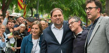 BARCELONA-SALIDA DE LOS DETENIDOS DEL 20 S EN LA CIUDAD DE LA JUSTICIA- DE IZDA A DCHA- CARME FORCADELL, ORIOL JUNQUERAS,JOSEP MARIA JOVE Y LLUIS SALVADO- FTOO ANA JIMENEZ