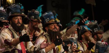 El coro 'Los Martínez' durante su actuación en el teatro Falla en la Gran Final del COAC 2023, en la que 13 agrupaciones finalistas se enfrentan en las diferentes modalidades