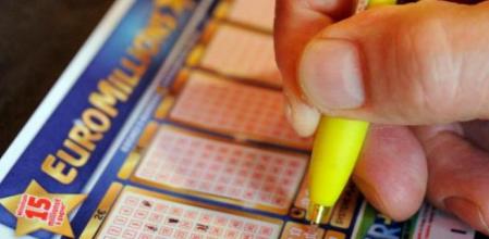 Una persona jugando al Euromillones, en una imagen de archivo
