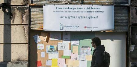 MUESTRAS DE AFECTO A LA LIBRERIA DE LA PLAÇA DE SARRIÀ QUE SE QUEMÓ LA SEMANA PASADA