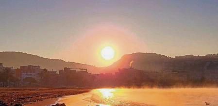 Humo ártico en la playa de Roses.