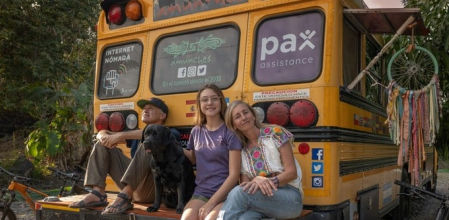 La familia posando con su medio de transporte