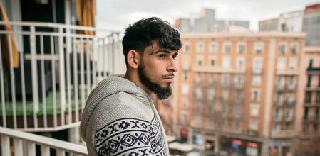 Mohamed el Aid es un joven migrante ex tutelado que renueva el contrato de alquiler con la fundación Mambré en frente de la complejidad de poder alquilar un apartamento por la via regular, en Barcelona, 8 de Febrero de 2023. Joan Mateu Parra / Shooting