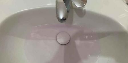 Imagen del agua del grifo rosa