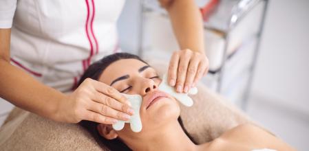 Gua sha es una técnica de masaje tradicional china para la relajación y la belleza y el cuidado del cuerpo.