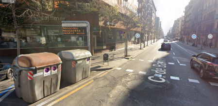 Cruce de Balmes con Còrcega donde un taxista ha perdido el conocimiento y ha provocado un accidente con tres peatones heridos