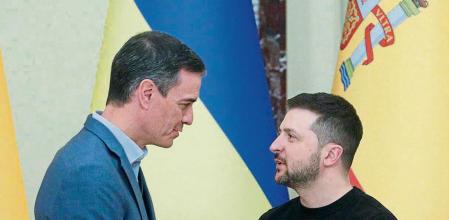 Kyiv (Ukraine), 23/02/2023.- Ukraine's President Volodymyr Zelensky (R) and Spanish Prime Minister Pedro Sanchez (L) attend a joint press conference following their meeting in Kyiv, Ukraine, 23 February 2023. Pedro Sanchez arrived in Ukraine to meet with top officials amid Russia's invasion. (Rusia, España, Ucrania) EFE/EPA/SERGEY DOLZHENKO