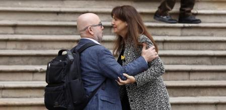 GRAFCAT6350. BARCELONA, 23/02/2023.- La presidenta suspendida del Parlament, Laura Borràs, saluda a su abogado Gonzalo Boye a su llegada a la Audiencia de Barcelona donde continúa el juicio contra ella, acusada de fraccionar contratos de la Institució de les Lletres Catalanes (ILC) para adjudicárselos a dedo a un amigo. EFE/Toni Albir